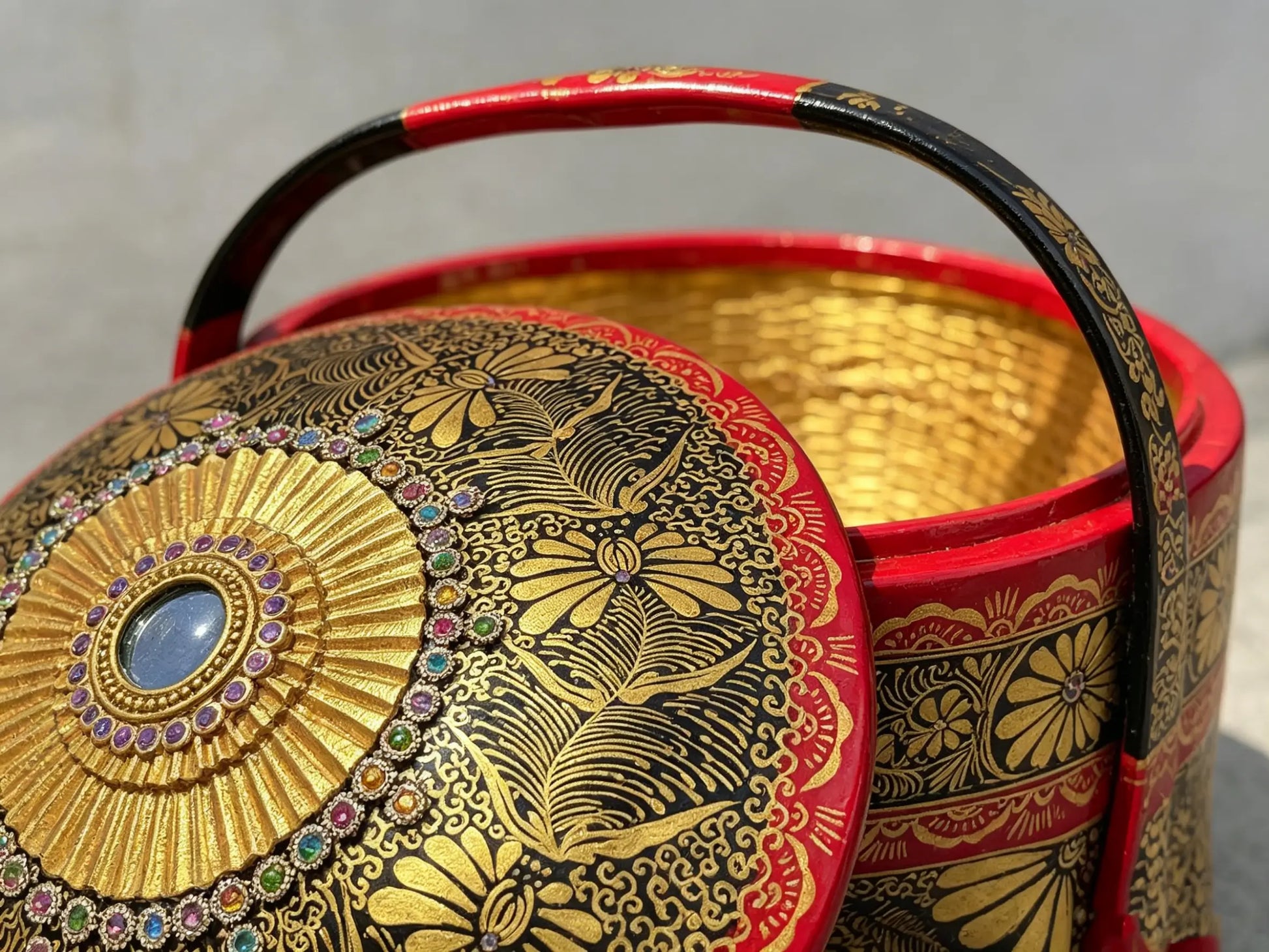 Traditional Gold-Traced Lacquerware, Yunnan Dai Heritage Lacquer Art, Handcrafted Chinese Lacquerware